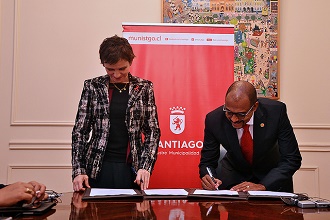 Carolina Tohá, alcaldesa de Santiago de Chile, firma acuerdo con ONUSIDA.